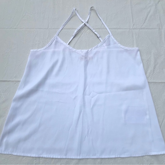 White Hollister Light Weight Flowy Tank Top Size Medium - Picture 1 of 3